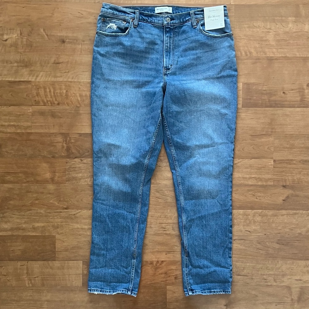A&F Women’s High Rise Skinny Jeans - Picture 3 of 4